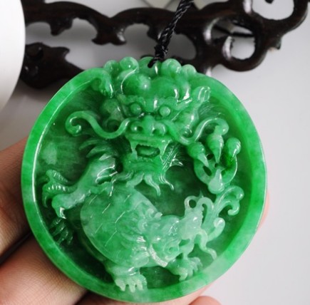 翡翠豆种蛟龙把件