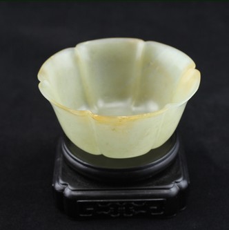 精雕细作天然手工雕和田玉碗 