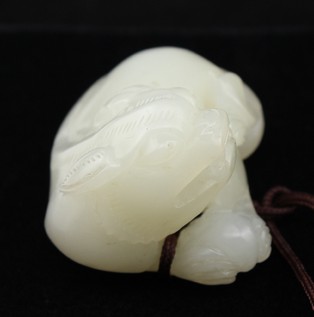 貔貅献宝白玉挂件